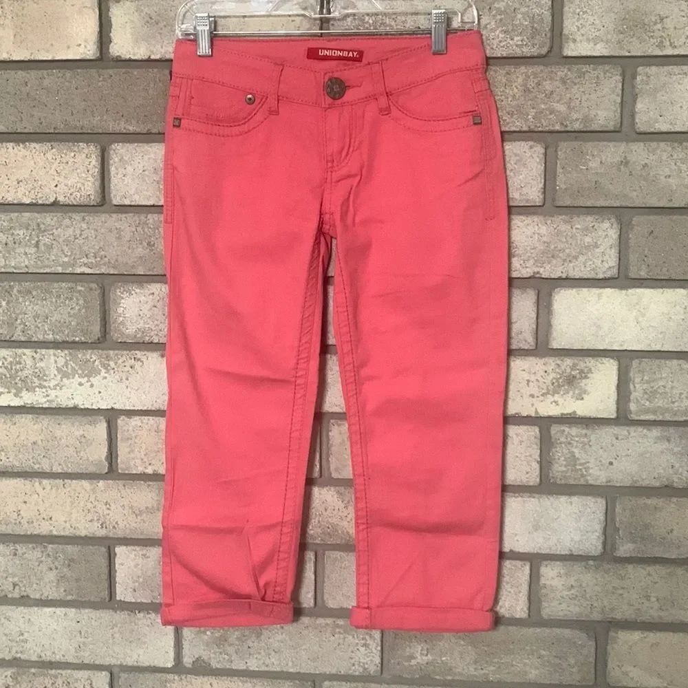 3for$20 pink Capri jeans size 1 waist is 28in